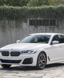 BMW 520i: Động Cơ Tăng Áp 2.0L với Hiệu Suất Ấn Tượng và Tiết Kiệm Nhiên Liệu